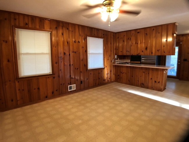 Building Photo - 1204 Crestview Dr