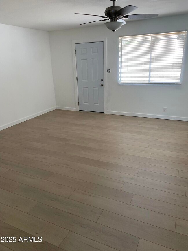 Foto del edificio - 4847 E Cambridge Ave
