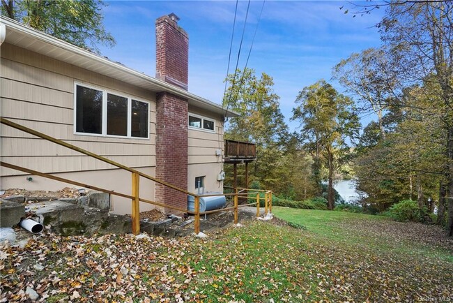 Building Photo - 150 Kirk Lake Dr