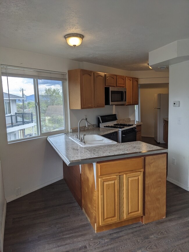 Building Photo - 3118 E MARIETTA AVE APT 2