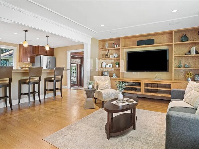 Foto principal - Step into this beautifully updated and met...