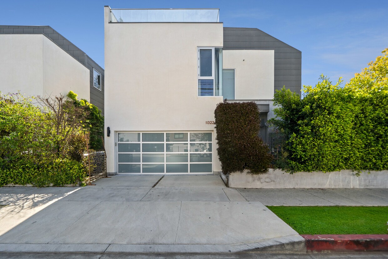 Primary Photo - 11322 La Grange Ave