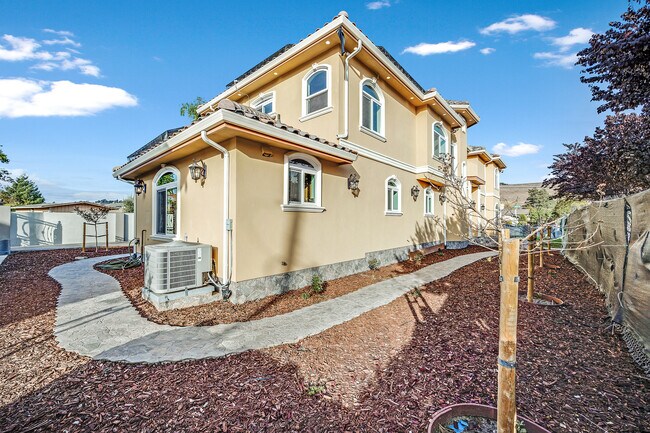 Building Photo - 322 Tennyson Rd