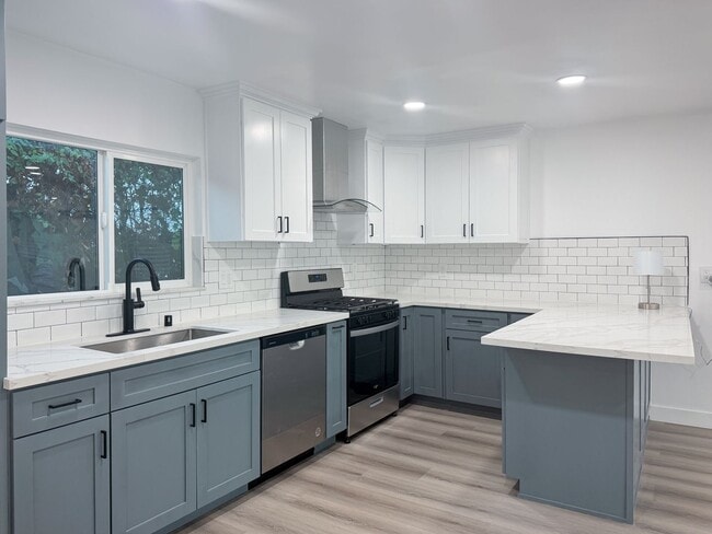 Building Photo - Freshly Renovated 3bd 2 ba in the heart of...