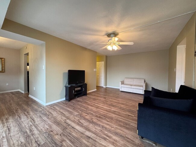 Building Photo - Sun-filled 1 Bed 1 Bath Condo With Balcony In Hawthorne Village