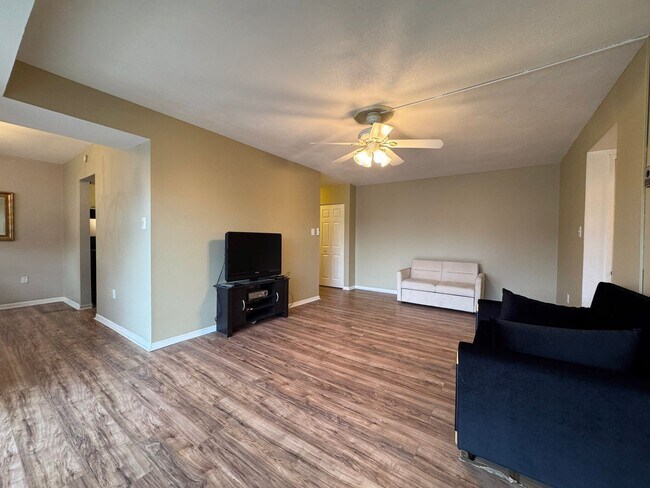 Foto del edificio - Sun-filled 1 Bed 1 Bath Condo With Balcony In Hawthorne Village