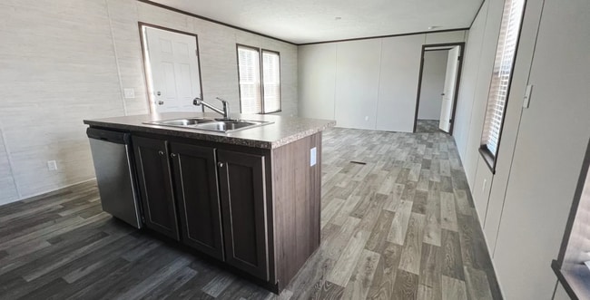 Foto del edificio - 6623 Sleepy Hollow Blvd