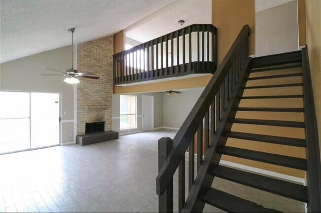 Foto del edificio - 6111 Briar Glade Dr