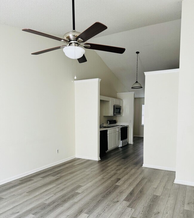 Building Photo - 2607 Bluff View Dr