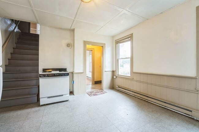 Building Photo - Spacious 4BD and 1BA apartment no-2 in Nor...