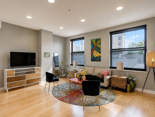 Foto del edificio - 215 E Pleasant St