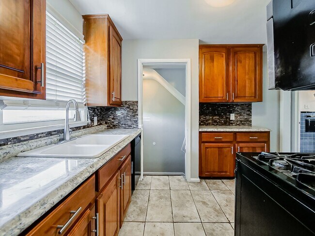 Building Photo - Charming Royal Oak Bungalow Near Downtown!