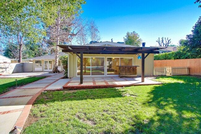 Building Photo - 5923 Jumilla Ave