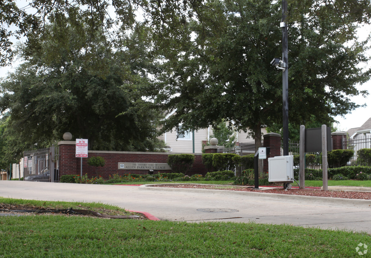 Foto del edificio - Historic Oaks of Allen Parkway