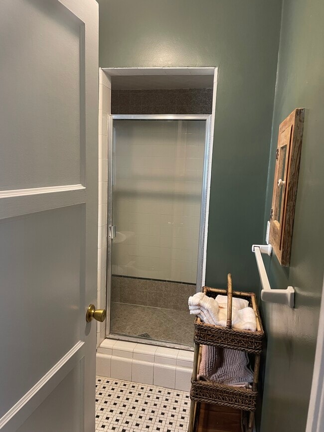 Baño - 8140 Blackburn Ave