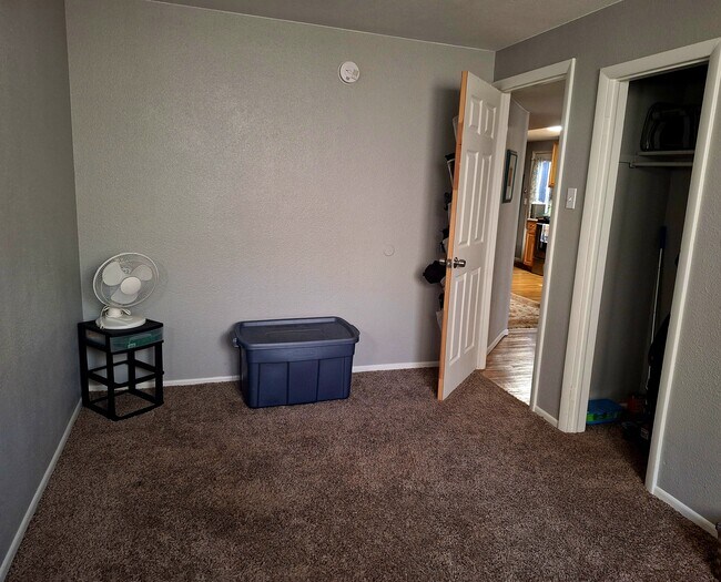 Foto del edificio - 1917 Oakwood Dr