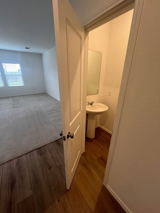 Foto del edificio - 2023 4 bed 2.5 bath with a fenced in backyard and attached garage