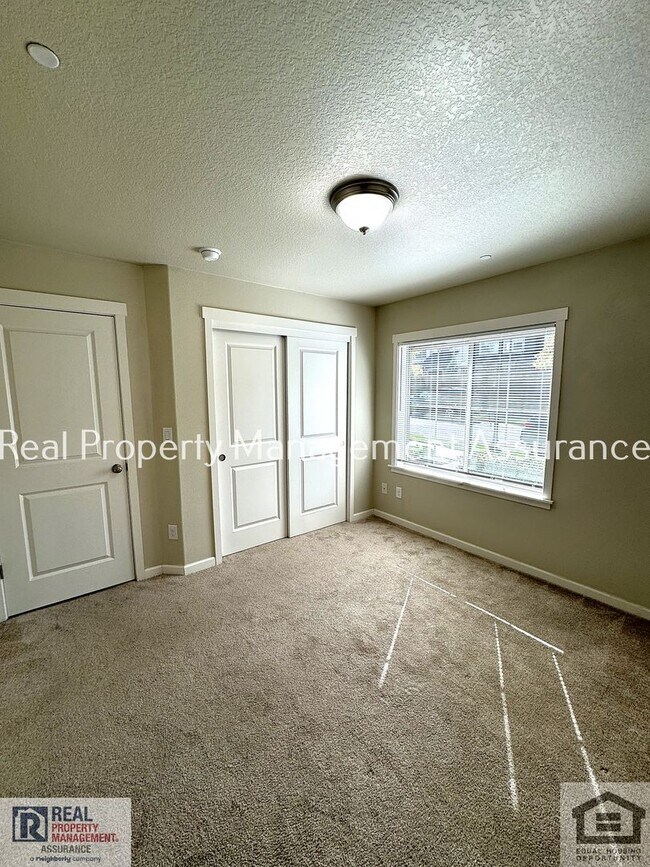 Building Photo - Spacious, well-designed home in desirable ...
