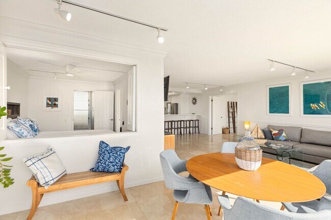 Foto del edificio - Elegant 2BR Diamond Head Condo w/ Luxury Diamond Head Views & Designer Touches