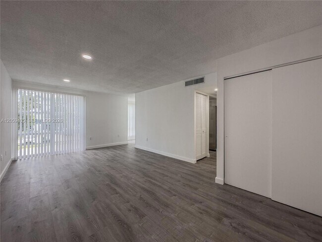 Foto del edificio - 17570 Atlantic Blvd