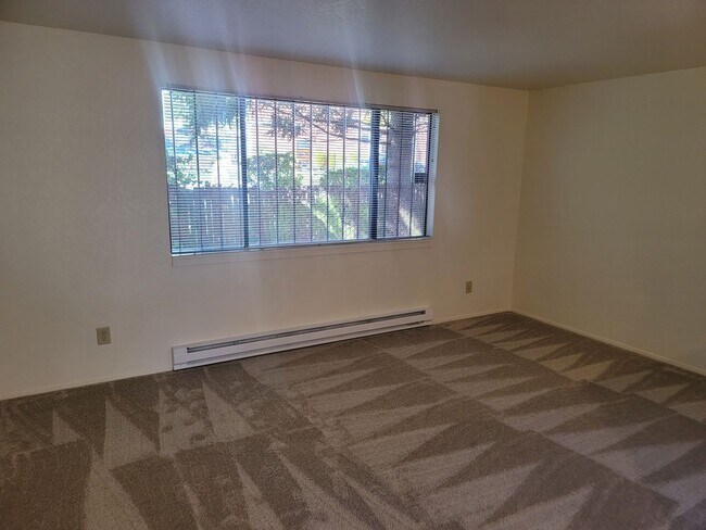 Building Photo - Tukwila area - Studio apartment in Gated c...