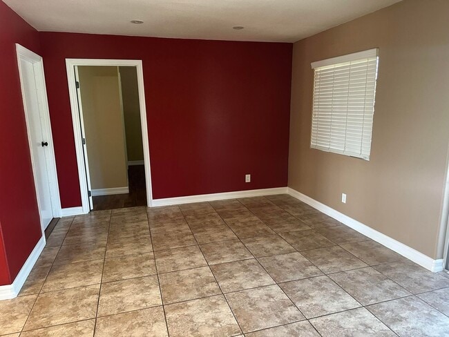 Building Photo - Wonderful 4-bed/3-bath gated home in Azusa.