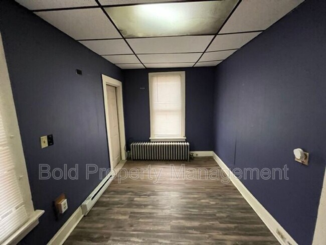 Building Photo - 611 Pear St