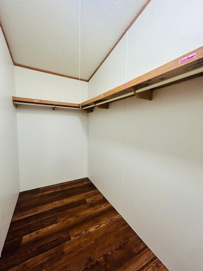 Building Photo - Welcome home to this 3 Bedroom / 2 full Ba...