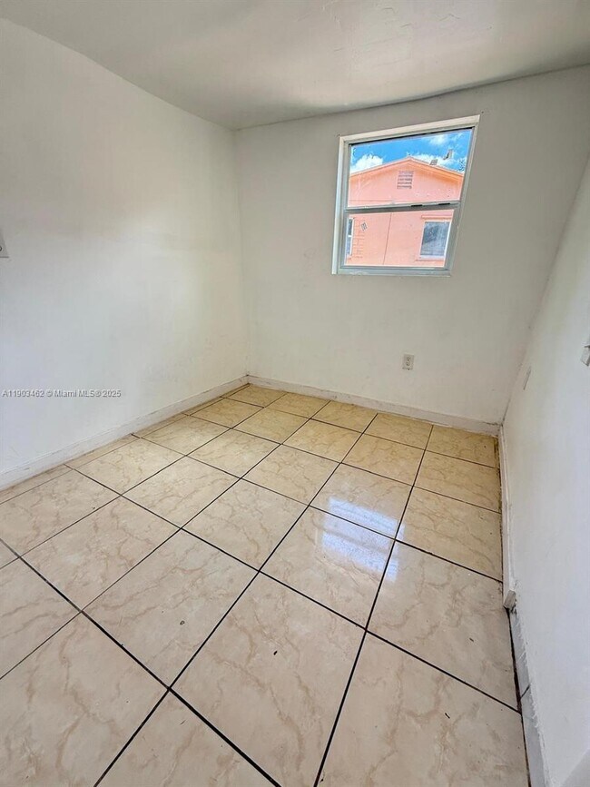 Building Photo - 11452 Peachtree Dr