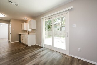 Building Photo - 18450 Hollow Oaks Cir