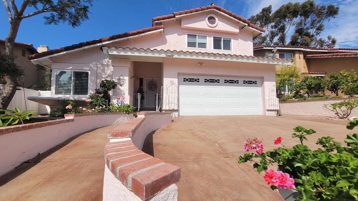 Foto principal - 4 bedrooms and 2.5 bathrooms House in Ranc...