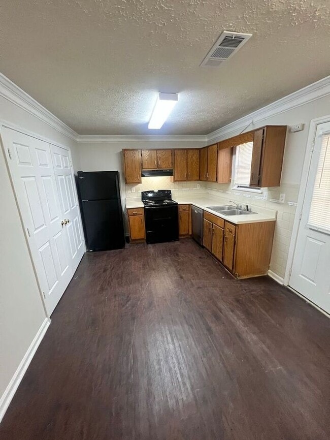 Building Photo - Beautiful 2 bedroom 2 bathroom ranch duplex Now Ready!