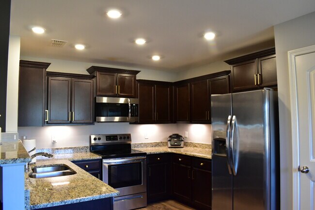 Building Photo - 2431 Hollis Dr