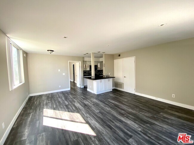 Foto del edificio - 1529 S Bundy Dr