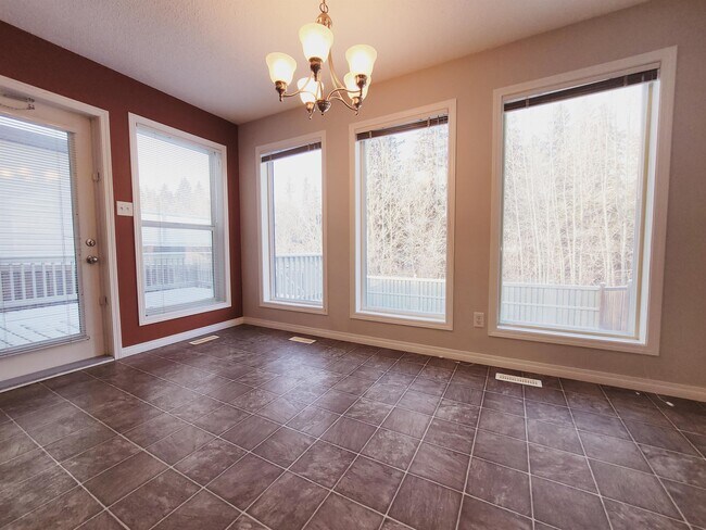 Photo du bâtiment - 1796 Melrose Crescent SW