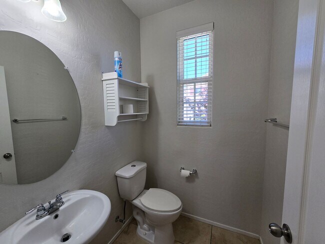 Building Photo - 3 Bedroom Home Close to Windmill Library