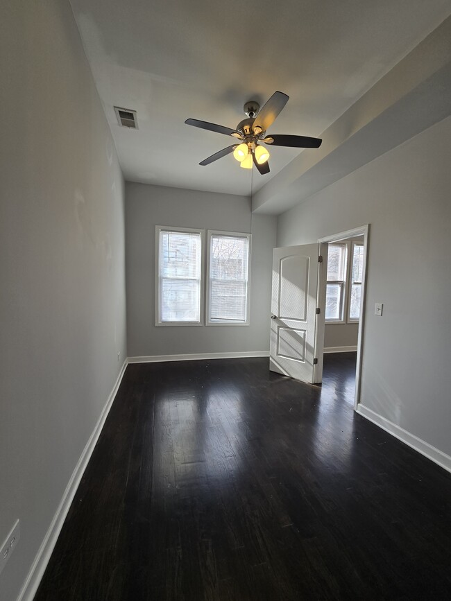 Foto del edificio - 2414 W Fullerton Ave