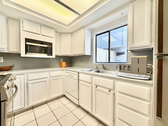 Foto del edificio - Spacious Townhome with 2 Kitchens, Huge Basement & 3 Full Bathrooms - Sandy, UT