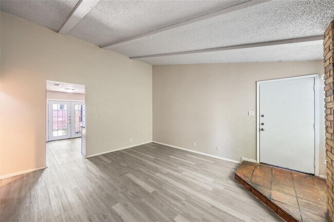 Foto del edificio - 1111 W Rundberg Ln