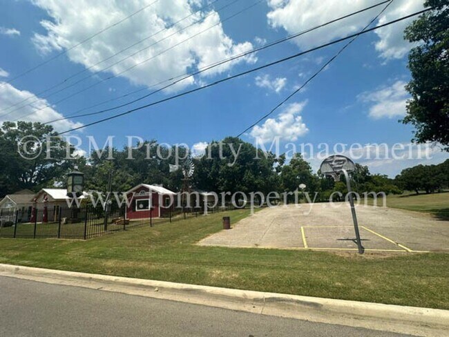 Foto del edificio - 741 W Park Ave