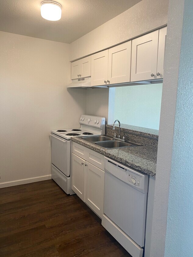 Castlewood Apartments Clute, TX