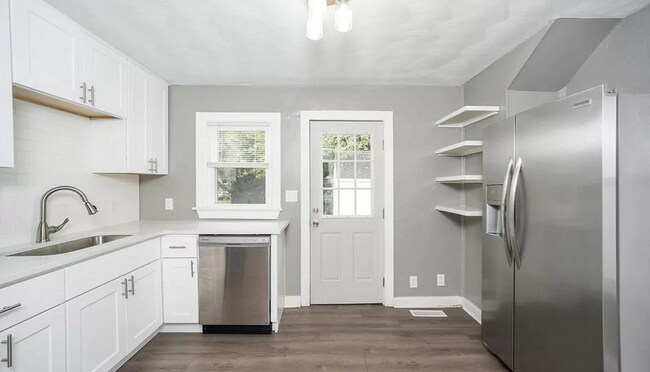 Building Photo - 325 W 38th St