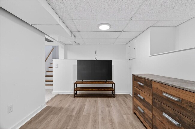 Building Photo - 453 Chamberlin Dr