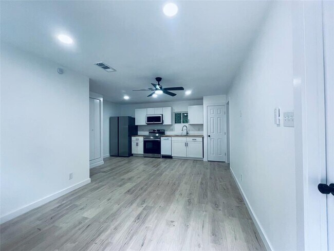 Building Photo - 7107 Guadalupe St