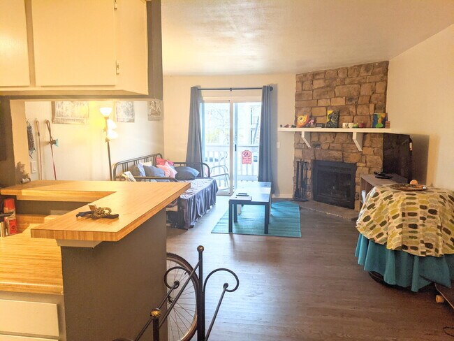 Building Photo - Roommate for Private Primary Suite in Great Denver Location – All Utils Included, Flexible Month-...
