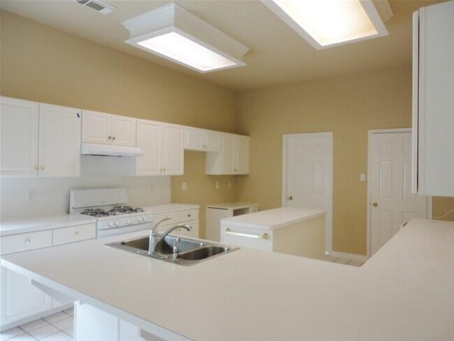 Foto del edificio - 13143 Mills River St