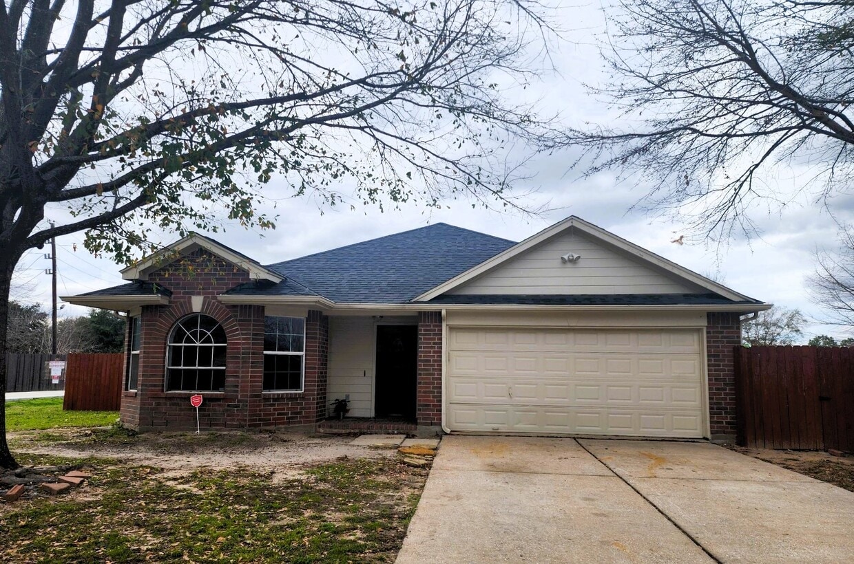 Foto principal - 6923 Creek Village Dr