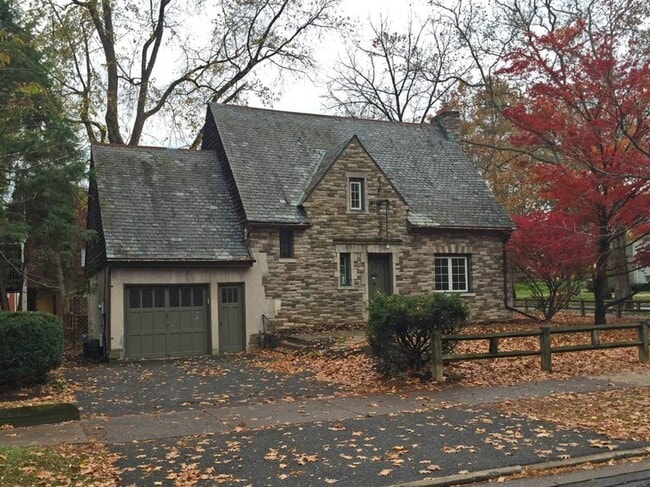 Building Photo - Locust Lane House!