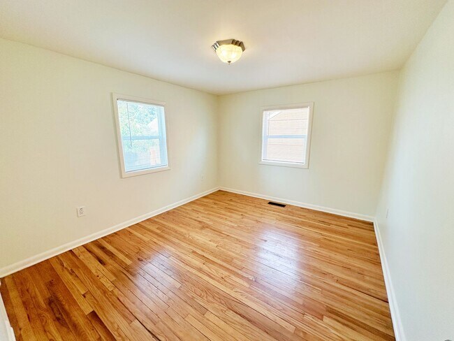 Foto del edificio - Great Location! 2-Bedroom House with garag...