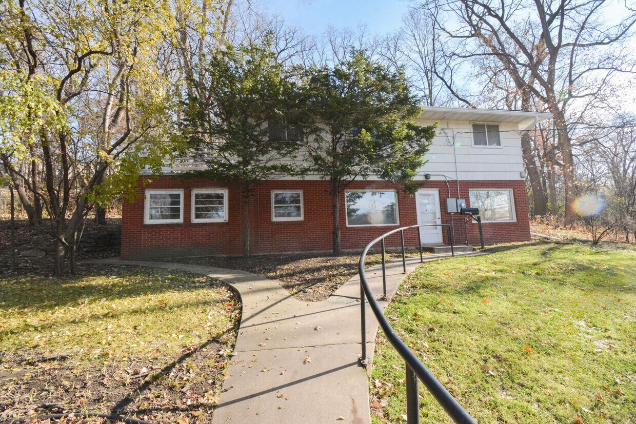 Foto principal - Character-Filled 3 Bedroom on Historic Pill Hill Available NOW!